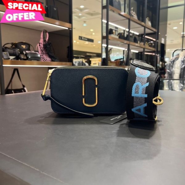 Marc Jacobs Snapshot 牛皮相機包 藍色 Marc Jacobs、Snapshot、MJ包包價格、MJ包專櫃、Marc Jacobs評價、MJ包包尺寸、Marc Jacobs專櫃位置、MJ真品鑑定、相機包、牛皮包、Logo包、精品包款、精品包推薦、小型包款推薦、實用包款推薦、精品包評價、精品包價格、平行輸入、精品平行輸入、100%真品、專櫃真品保證、精品折扣、優惠精品價格、限時優惠、快速配送、台灣精品代購、精品包包哪裡買、精品包專櫃價格
