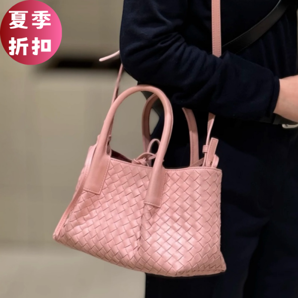Bottega Veneta 819004 Small Pinacoteca 畫廊編織小款托特包  玫瑰粉色 Bottega Veneta 小型托特包,Bottega 編織包,Pinacoteca 小包,玫瑰酒紅手袋,精品小牛皮包款,義大利精品包包,Intrecciato 編織設計,可拆肩背包,精品平行輸入,100%真品保證