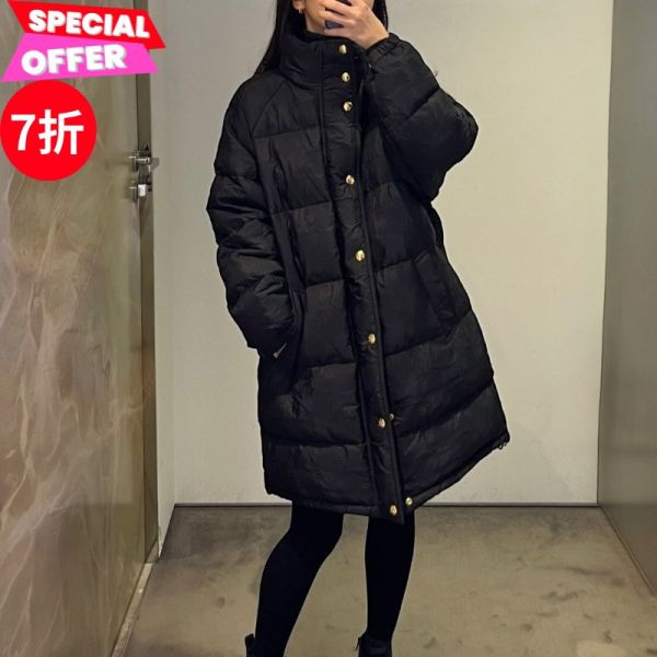 Celine 女款 Triomphe 輕質尼龍長款羽絨外套  黑色  FR38/40 Celine、Triomphe、RV03K0281、Celine RV03K0281、尼龍外套、黑色外套、長款羽絨外套、超大版型、通體刺繡、義大利製精品服飾、高領羽絨服、Triomphe 釘扣、精品外套推薦、精品外套評價、精品外套價格、平行輸入、100%真品、專櫃真品保證、限時優惠、精品服飾哪裡買