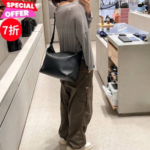 Loewe 大款 Cubi 柔軟光滑小牛皮緹花斜背包     黑色﻿ Loewe Cubi包, 小牛皮斜背包, 緹花背帶包, 名牌大容量包, 柔軟舒適包款, 高端奢華包款, 通勤包推薦。