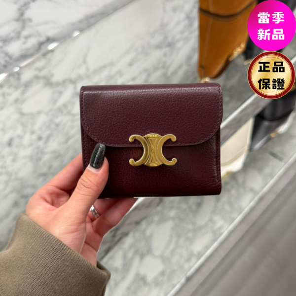 Celine 10D783 凱旋門山羊皮小型翻蓋短夾  深勃根地紅 Celine、Triomphe、短夾、羊皮夾、精品皮夾、平行輸入、精品平行輸入、100%真品、專櫃真品保證、精品折扣、優惠精品價格、限時優惠、快速配送、台灣精品代購