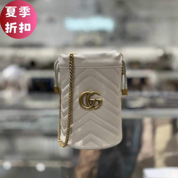 Gucci GG Marmont 575163 絎縫抽繩迷你水桶包    白色 Gucci GG Marmont水桶包, Gucci迷你包款, 絎縫皮革水桶包, Gucci白色包, 義大利製精品包, 金色配件水桶包, Gucci復古設計包, 女士奢華包款, 高端時尚包