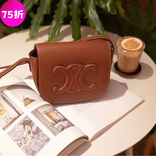 Celine 198263 Cuir 小牛皮 凱旋門 Folco 馬鞍包    黃褐色 Celine Folco 信差袋、Celine小牛皮包、義大利製奢華包款
、黃褐色奢華肩揹包、Celine正品包優惠、義大利製Celine包款
、Celine Folco 小牛皮信差袋、義大利製Celine斜揹包、奢華黃褐色手袋