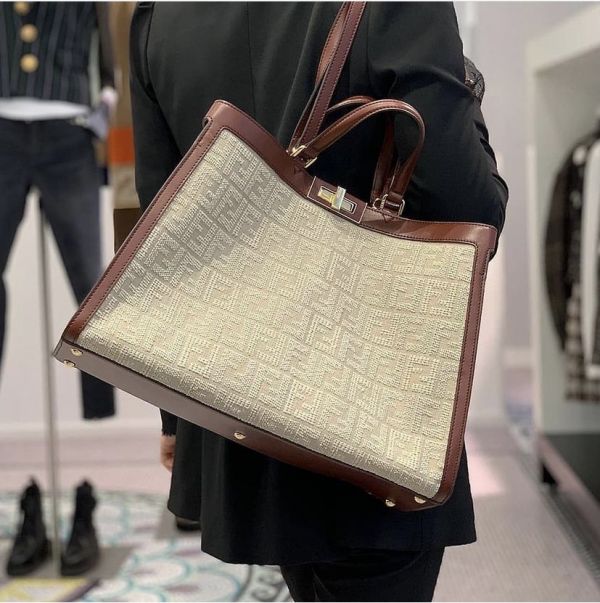 Fendi 8BH374 Peekaboo 立體緹花 FF X-Tote 包  灰色/棕色 Fendi、Peekaboo、托特包、緹花包、FF圖案、精品包款、平行輸入、精品平行輸入、100%真品、專櫃真品保證、精品折扣、優惠精品價格、限時優惠、快速配送、台灣精品代購