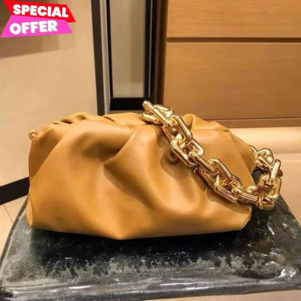 Bottega Veneta 620230 BV Chain 金鍊雲朵包  赭石棕色 Bottega雲朵包金鍊, BV Chain柔軟包, Bottega Veneta肩背包, 小牛皮精品包, 雲朵造型手拿包, 義大利精品推薦, 赭石棕色包款, 精品平行輸入, 100%真品保證, 限時精品優惠