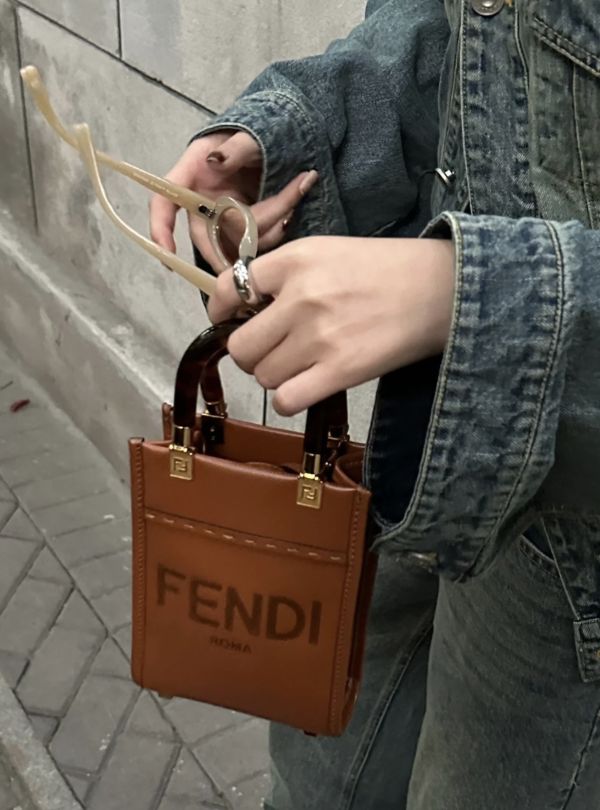 Fendi 8BS051 FF Logo 小牛皮 迷你直式 Sunshine 包 焦糖棕色 Fendi 8BS051 FF Logo 小牛皮 迷你直式 Sunshine 包 焦糖棕色