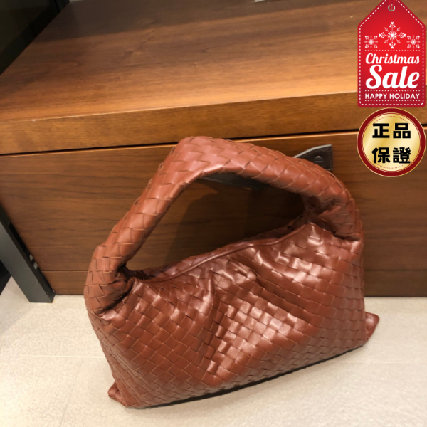 Bottega Veneta 796262 小款皮革 Hop 編織包 紅木色﻿ Bottega Veneta Hop 編織包,Bottega 小款肩背包,Bottega Veneta 黑色編織包,Intrecciato 小牛皮包,精品單肩包推薦,義大利精品皮革包,平行輸入精品,100%真品,限時優惠推薦