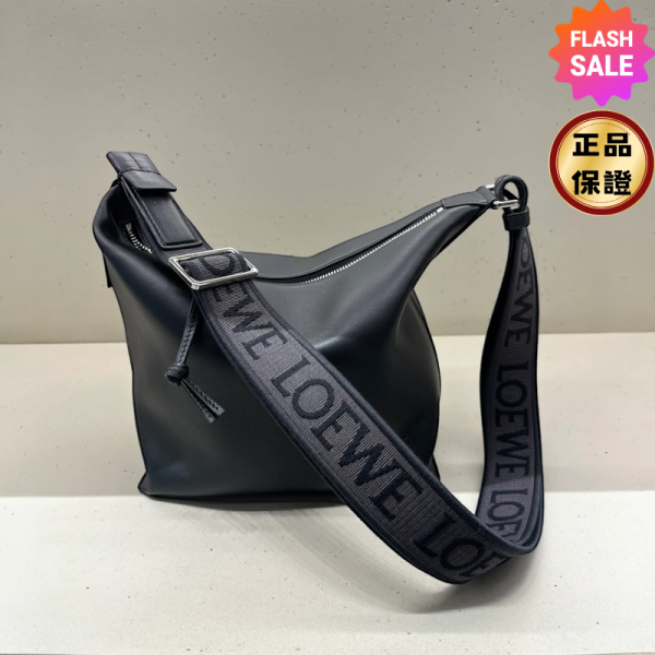 Loewe 小款 Cubi 柔軟光滑小牛皮緹花斜背包  黑色 Loewe Cubi包, 小牛皮斜背包, 緹花背帶包, 名牌大容量包, 柔軟舒適包款, 高端奢華包款, 通勤包推薦。