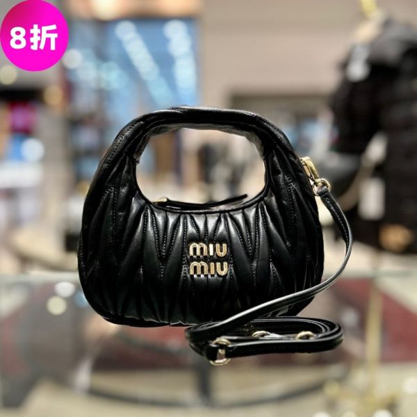 Miu Miu 5BP078 納帕軟皮皺摺迷你半月 Wander 包    黑色 Miu Miu, Miu Miu Wander, Miu Miu 半月包, Miu Miu 迷你包, Matelassé 皺摺包, Miu Miu 小羊皮包, Miu Miu 黑色包款, 精品迷你包, 精品包款推薦, 精品包價格, Miu Miu 迷你包評價, 小型包推薦, iPhone 15 Pro 可放包款, 精品包哪裡買, 精品包專櫃價格, 平行輸入, 精品平行輸入, 100% 真品, 專櫃