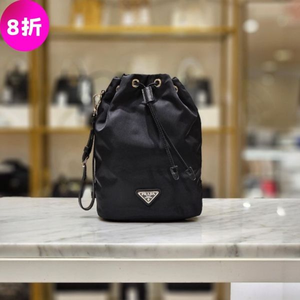 Prada 1NS369 再生尼龍索繩水桶萬用包    黑色 Prada, Prada 萬用袋, Prada 1NS369, Prada 化妝包, Prada 短銀包收納, Prada iPhone 16 可放包, Re-Nylon 化妝包, 精品化妝包推薦, 精品收納袋, Prada 環保包, 平行輸入, 精品平行輸入, 100% 真品, 專櫃真品保證, 精品折扣, 優惠精品價格, 限時優惠, 快速配送, 台灣精品代購, 精品包哪裡買, Prada 包專櫃
