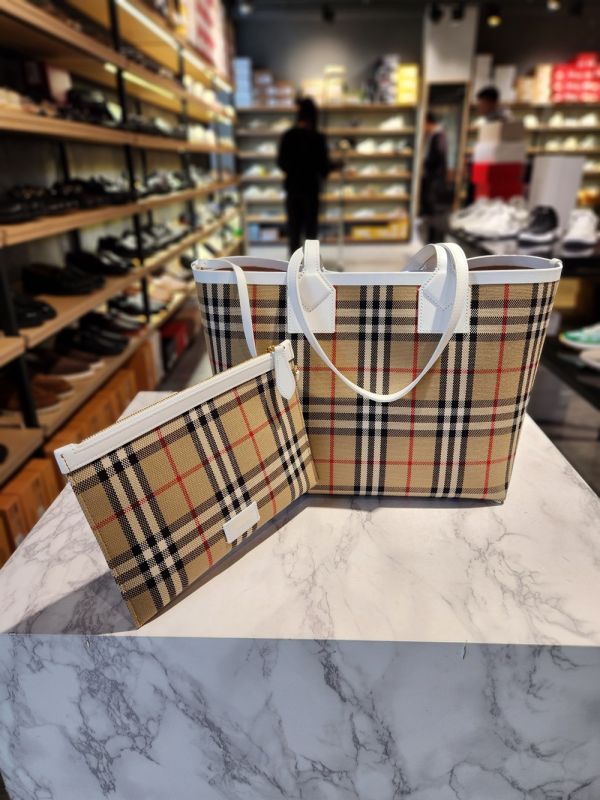 Burberry 80723311 中款 London 托特包   典藏米色/ 白色 Burberry 80723311 中款 London 托特包    典藏米色/ 白色