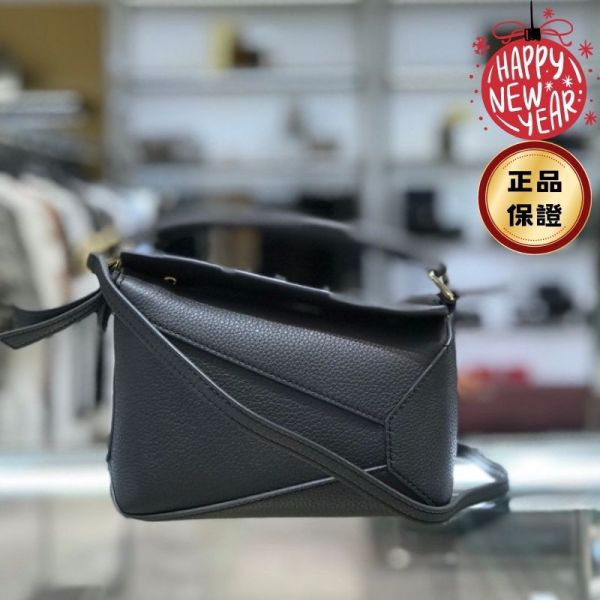 Loewe 經典小牛皮 迷你 Edge Puzzle包   黑色 Loewe、Puzzle、Loewe包包價格、Loewe包專櫃、Loewe包款評價、Loewe包包尺寸、Loewe專櫃位置、Loewe真品鑑定、小牛皮包、幾何包、輕量包、精品包款、精品包推薦、小型包款推薦、實用包款推薦、精品包評價、精品包價格、平行輸入、精品平行輸入、100%真品、專櫃真品保證、精品折扣、優惠精品價格、限時優惠、快速配送、台灣精品代購、精品包包哪裡買、精品包專櫃價格
