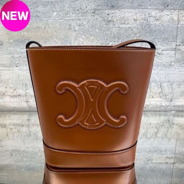 Celine 113783 小款皮革 Cuir 凱旋門水桶包  黃褐色 CELINE Triomphe Bucket 手袋, 小牛皮手袋, CELINE 小號手袋, 黃褐色 Bucket 手袋, 義大利製奢華包款, CELINE 斜背包, 釘扣開關手袋, 可調肩帶手袋