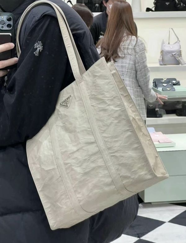 Prada 1BG459 小款納帕軟皮復古皺褶托特包    沙漠米色 Prada 1BG459 小款納帕軟皮復古皺褶托特包



沙漠米色