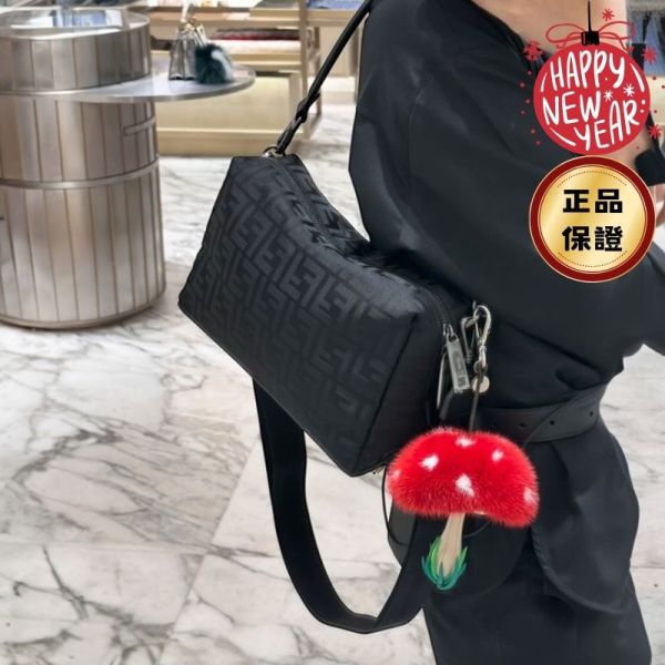 Fendi 7VA672 Lui 中型 FF 尼龍皮革包 黑色 Fendi Lui 中型包款採用 FF 尼龍與小牛皮打造,雙拉鏈開合與可拆式肩背設計,實用收納結構,展現義式都會時尚。