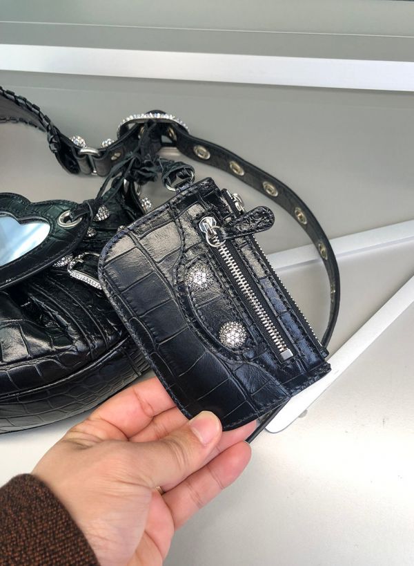 Balenciaga 671309 Le Cagole XS 鱷紋小牛皮水鑽包  經典黑 Balenciaga、Le Cagole、鱷魚紋包、水鑽包、小牛皮包、精品包包、平行輸入、精品平行輸入、100%真品、專櫃真品保證、精品折扣、優惠精品價格、限時優惠、快速配送、台灣精品代購