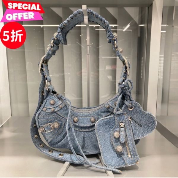 Balenciaga 671309 丹寧牛仔鑽釦 XS Le Cagole包 Balenciaga、Le Cagole、丹寧包、牛仔包、鑽釦包、精品包款、平行輸入、精品平行輸入、100%真品、專櫃真品保證、精品折扣、優惠精品價格、限時優惠、快速配送、台灣精品代購
