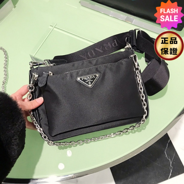 Prada 1BH168 倒三角標可拆卸兩層多功能包- 一款包包提供四種不同背法 Prada Re-Nylon 單肩包、Saffiano 皮革細節、可持續時尚包
Prada環保包、可拆式肩帶包、琺瑯金屬三角標誌包
Prada Re-Nylon 單肩包、Prada Saffiano皮革環保包、奢華可持續時尚單肩包