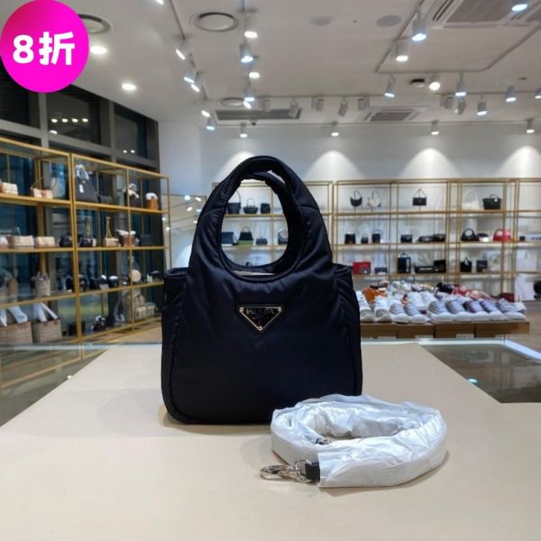 Prada 1BA359 夾棉再生尼龍迷你包 黑色/附可拆卸長肩帶 Prada、Re-Nylon、1BA359、Prada 1BA359、夾棉包、黑色包包、迷你包、三角標誌、永續時尚、再生尼龍包、環保精品、磁扣包、精品包推薦、精品包評價、精品包價格、平行輸入、100%真品、專櫃真品保證、限時優惠、精品包包哪裡買