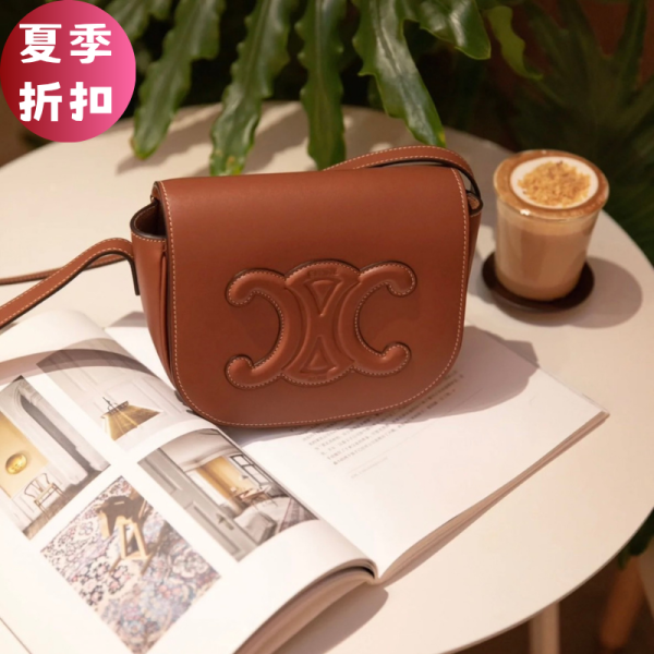 Celine 198263 Cuir 小牛皮 凱旋門 Folco 馬鞍包    黃褐色 Celine Folco 信差袋、Celine小牛皮包、義大利製奢華包款
、黃褐色奢華肩揹包、Celine正品包優惠、義大利製Celine包款
、Celine Folco 小牛皮信差袋、義大利製Celine斜揹包、奢華黃褐色手袋