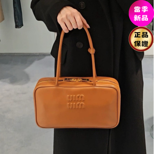 Miu Miu 5BB172 Beau 小牛皮手提包  干邑色﻿ Miu Miu、Beau、5BB172、Miu Miu 5BB172、小牛皮包、黑色包包、手提包、壓紋標誌、奢侈品包包、金色飾件、精品包推薦、精品包評價、精品包價格、平行輸入、100%真品、專櫃真品保證、限時優惠、精品包包哪裡買