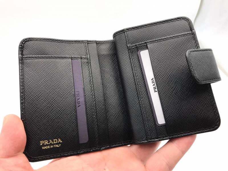 Prada 1ML018 Saffiano 倒三角標 Logo 小花拉鍊二折短夾  黑色 