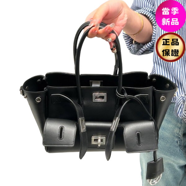 Balenciaga 835732 Bel Air Mini Carry All 光滑小牛皮手提包   黑色銀釦 Balenciaga、Bel Air Mini、Balenciaga 手提包、Mini Carry All、Balenciaga 真品、精品代購推薦、小牛皮包、義大利製精品、限量包款、2025 新品