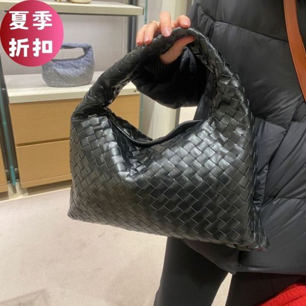 Bottega Veneta 763966 小款 Hop 編織肩背包  黑色 Bottega Veneta 手袋, 小款編織牛皮包,HOP 肩背包, Intrecciato 設計, 義大利手工, 低調奢華