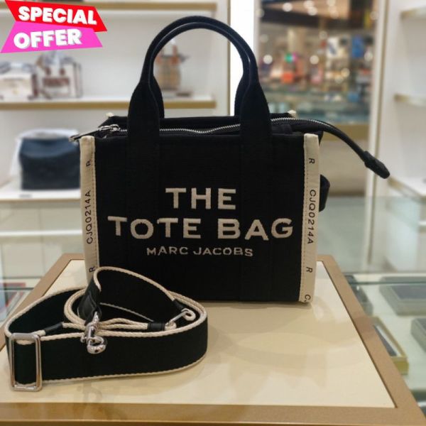 Marc Jacobs M0017025 小款緹花帆布托特包  黑色/付長肩帶 Marc Jacobs Tote包, 緹花布斜背包, 小款 Tote包, 紐約街頭包, 時尚迷你包, 美國設計包, 時尚斜背包