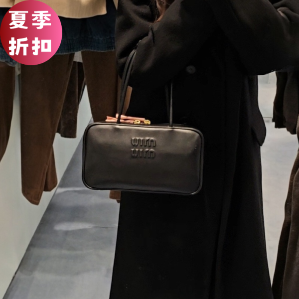 Miu Miu 5BB172 Beau 小牛皮手提包  黑色 Miu Miu、Beau、5BB172、Miu Miu 5BB172、小牛皮包、黑色包包、手提包、壓紋標誌、奢侈品包包、金色飾件、精品包推薦、精品包評價、精品包價格、平行輸入、100%真品、專櫃真品保證、限時優惠、精品包包哪裡買