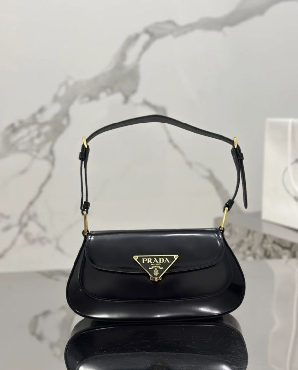 Prada 1BD345 亮面小牛皮弧形單肩斜背包   黑色 Prada 1BD345 亮面小牛皮弧形單肩斜背包 

黑色