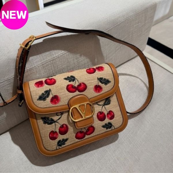 Valentino Garavani 9TO5 緹花拉菲草櫻桃包 Valentino、9TO5、Valentino Garavani、櫻桃圖案、提花拉菲草、皮革手袋、VLOGO、復古風格、義大利製奢侈品包包、多功能包、精品包推薦、精品包評價、精品包價格、平行輸入、100%真品、專櫃真品保證、限時優惠、精品包包哪裡買