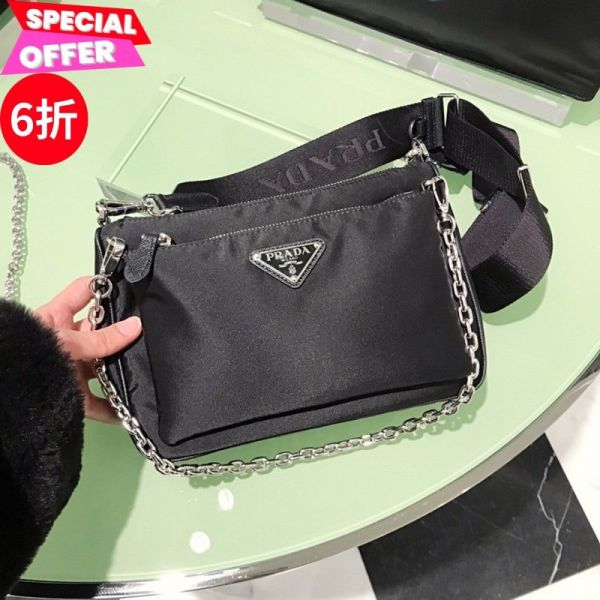 Prada 1BH168 倒三角標可拆卸兩層多功能包- 一款包包提供四種不同背法 Prada Re-Nylon 單肩包、Saffiano 皮革細節、可持續時尚包
Prada環保包、可拆式肩帶包、琺瑯金屬三角標誌包
Prada Re-Nylon 單肩包、Prada Saffiano皮革環保包、奢華可持續時尚單肩包