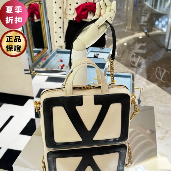 Valentino Garavani 軟羊皮 VIVA Superstar 盒子包 黑色配白色 Valentino、Viva Superstar、6W0B0R73PTJ、Valentino Garavani、納帕皮革、VLogo Signature、三用包、義大利製奢侈品包包、鏈條包、精品包推薦、精品包評價、精品包價格、平行輸入、100%真品、專櫃真品保證、限時優惠、精品包包哪裡買