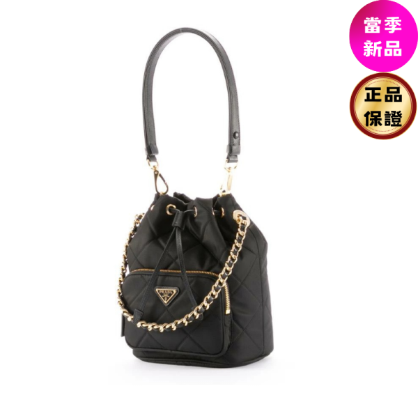 Prada 1BH038 Re-Edition 1995 Re-Nylon鍊帶水桶包     黑色 Prada、Re-Edition、1BH038、Prada 1BH038、Re-Nylon、肩背袋、黑色包包、Chaîne、永續時尚、環保包、再生尼龍包、1995系列、精品包推薦、精品包評價、精品包價格、平行輸入、100%真品、專櫃真品保證、限時優惠、精品包包哪裡買