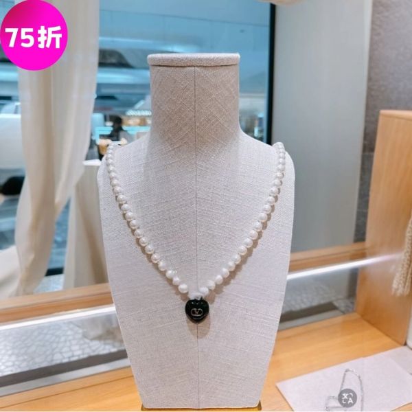 Valentino Garavani Coeur Royal 琺瑯珍珠項鍊  黑色 Valentino、Coeur Royal、6W2J0Y70LTD_QYL、心形項鍊、琺瑯項鍊、珍珠項鍊、VLogo Signature、義大利製奢侈品、金色項鍊、巴洛克風格、精品首飾推薦、精品首飾評價、精品首飾價格、平行輸入、100%真品、專櫃真品保證、限時優惠、精品首飾哪裡買