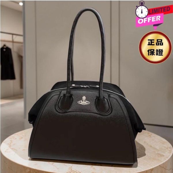 Vivienne Westwood Shirley Holdall 麂皮保齡球包 Vivienne Westwood Shirley Holdall 採麂皮與皮革設計,搭配 Orb 標誌與大容量結構,義大利製造。