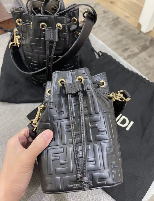 Fendi 8BS010 浮雕FF 迷你 Mon Tresor 水桶包  黑色 Fendi 8BS010 浮雕FF 迷你 Mon Tresor 水桶包

黑色