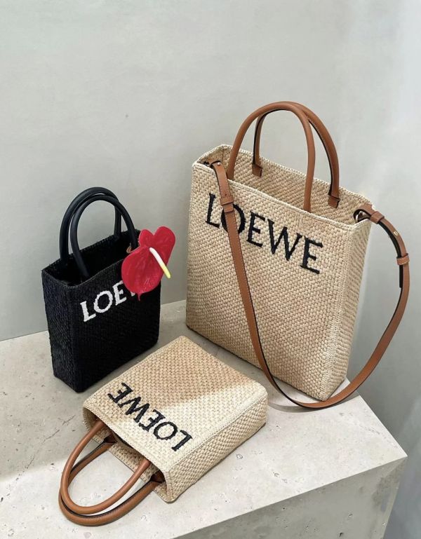 Loewe 酒椰纖維標準 A4 草編包  附可斜背長肩帶  原色 Loewe 酒椰纖維標準 A4 草編包