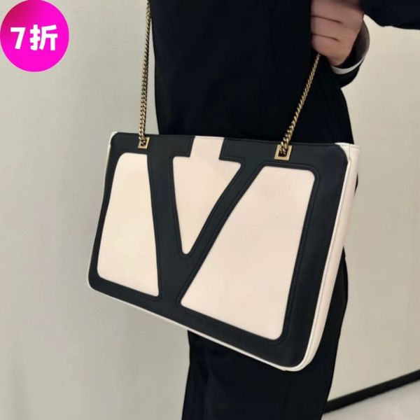 Valentino Garavani 中款軟羊皮 VIVA Superstar 包  黑色配白色 Valentino,VIVA Superstar手袋,中型羊皮包,VLOGO手袋,多色羊皮包,義大利製造,精品平行輸入,100%真品,專櫃真品保證,台灣精品代購