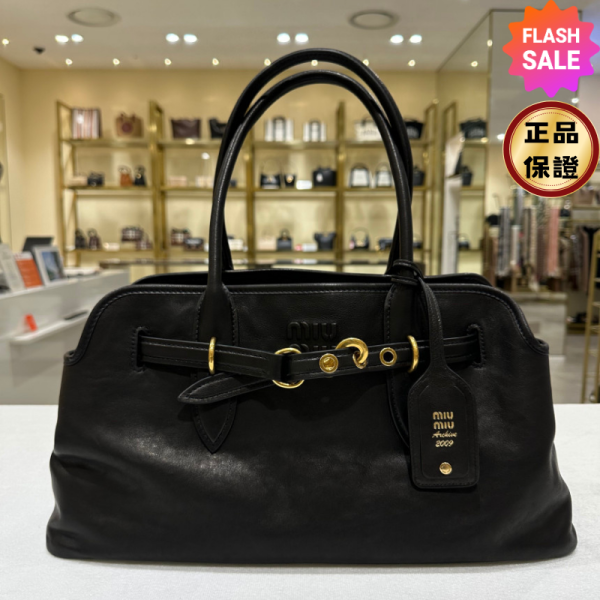 Miu Miu 5BG310  大款納帕軟皮Aventure包  黑色 MIU MIU, Aventure, 納帕軟皮, 手袋, 義大利製造,Dua Lipa, 復古設計, 壓紋標誌, 休閒風格