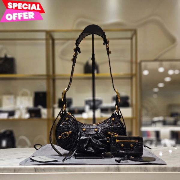 Balenciaga 671309 鱷魚壓紋小牛皮 XS Le Cagole包    復古金釦/黑色 Balenciaga Le Cagole XS 包, 鱷魚壓紋小牛皮包, Balenciaga 復古鉚釘包, 心形鏡子配飾包, Balenciaga 單肩包, 義大利製奢華包, 可調節肩帶包