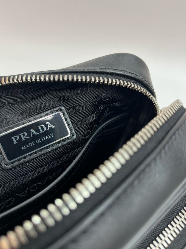 Prada 2VH168 附可拆式萬用袋皮革相機包  黑色 Prada 2VH168 附可拆式萬用袋皮革相機包  黑色