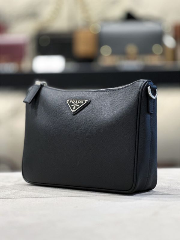 Prada 2VH113 Saffiano 皮革斜背包   黑色 Prada 2VH113 Saffiano 皮革斜背包



黑色