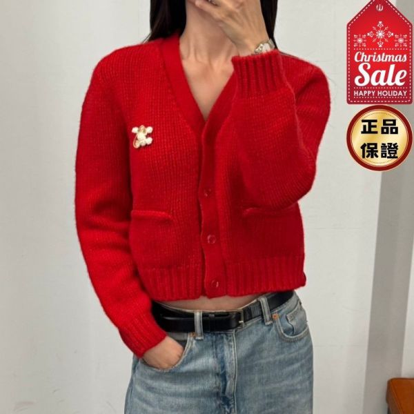 Celine RY0KM089 女款羊絨桑蠶絲混紡開衫上衣 紅色 S/M Celine 羊絨桑蠶絲混紡開衫,以細膩柔軟的高級材質結合經典 V 領剪裁,亮紅色調自信耀眼。可拆式 Triomphe 別針與珍珠母貝鈕扣細節,完美詮釋法式精品的優雅與質感。