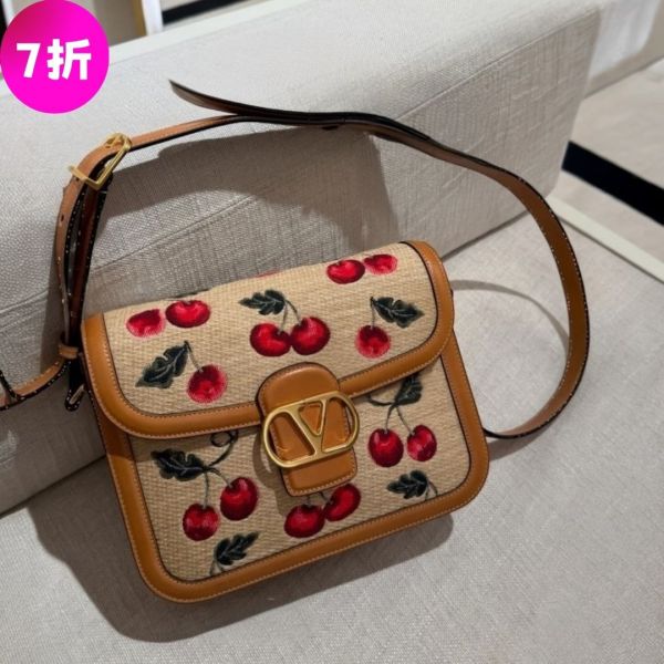 Valentino Garavani 9TO5 緹花拉菲草櫻桃包 Valentino、9TO5、Valentino Garavani、櫻桃圖案、提花拉菲草、皮革手袋、VLOGO、復古風格、義大利製奢侈品包包、多功能包、精品包推薦、精品包評價、精品包價格、平行輸入、100%真品、專櫃真品保證、限時優惠、精品包包哪裡買