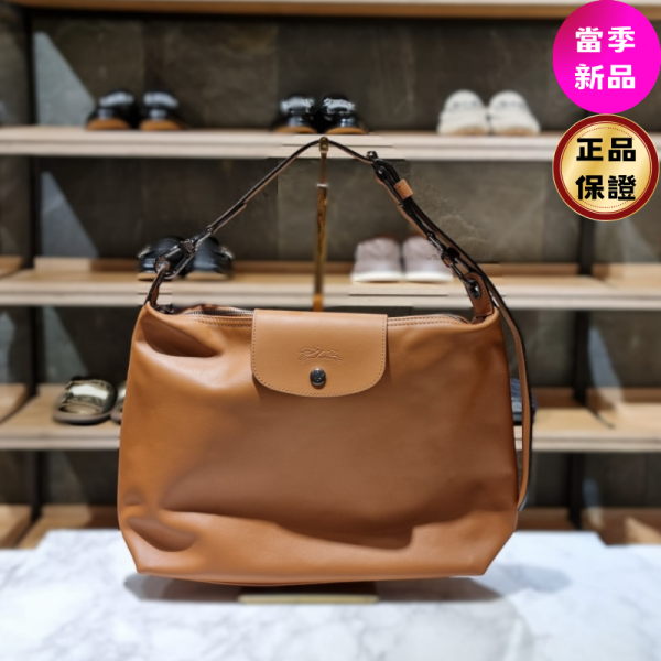 Longchamp 10189987 Le Pliage Xtra 半月形皮革單肩包 M  腰果色 Longchamp Le pliage Xtra 半月形皮革單肩包 M,腰果色牛皮搭配暗銀色金屬配件,拉鍊與壓扣雙重開合,內含拉鍊袋與平口袋,兼具優雅外型與實用收納。