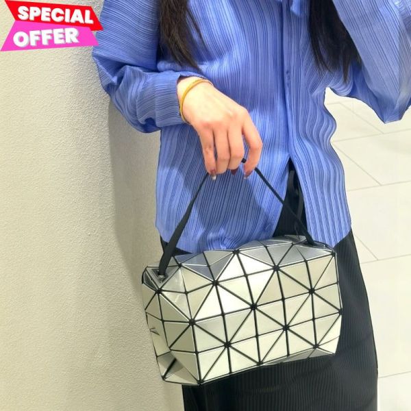 BaoBao Issey Miyak 銀方格立體4x6 枕頭斜背包  銀色幾何鏡面設計 BAOBAO斜背包,IsseyMiyake幾何包,三宅一生肩背包,銀色BAOBAO,日系輕奢小包,BAOBAO正品推薦,日本平行輸入包款,BAOBAO經典幾何,100%真品,限時優惠包款