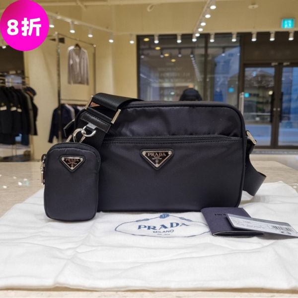 Prada 1BC167 倒三角標尼龍黑色肩背包  -環保時尚，街頭潮流新典範 Prada, 倒三角標肩背包, 再生尼龍, 環保時尚, 街頭風格, 可拆式萬用袋, 義大利製造, 奢侈品包包