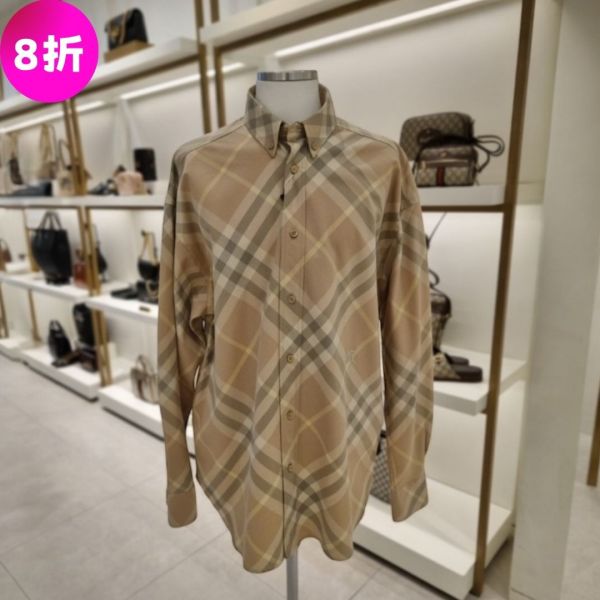 Burberry 80821941 男款格紋長袖棉質襯衫上衣  米色/白色/黃色格紋  M/L Burberry、格紋襯衫、80821941、Burberry 80821941、棉質襯衫、長袖襯衫、米色格紋、超大版型、紐扣領、英倫風格、騎士圖案、格紋設計、精品襯衫推薦、精品襯衫評價、精品襯衫價格、平行輸入、100%真品、專櫃真品保證、限時優惠、精品服飾哪裡買